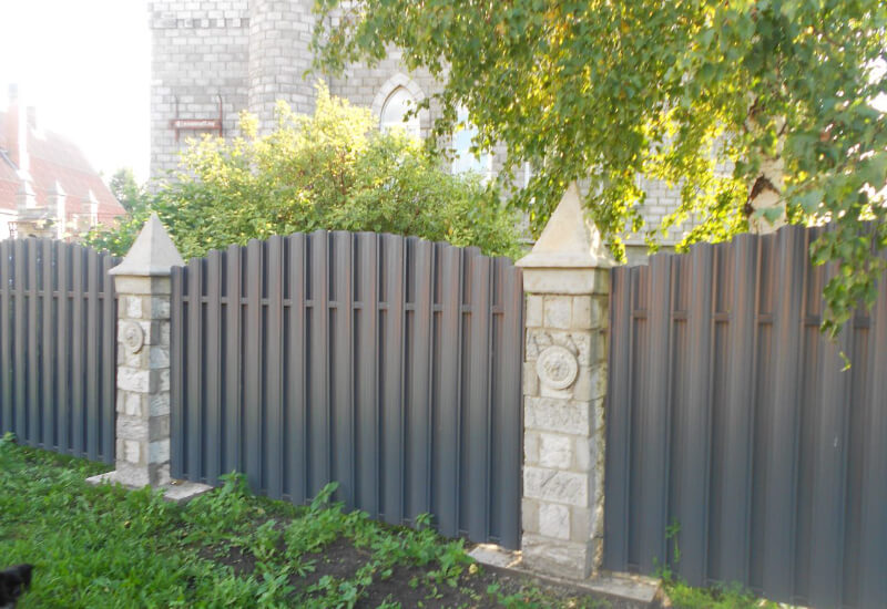  Забор из евроштакетника серого со светлыми столбами Актобе фото 2