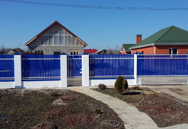 Забор из металлоштакетника синего с белыми столбами в Актобе фото 2