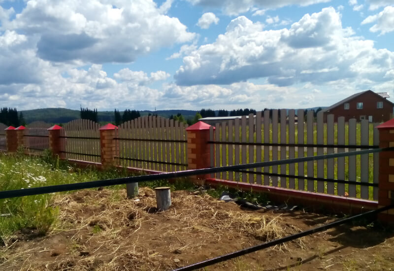 Забор из евроштакетника RAL3003 рубин, секция горкой в Актобе фото 1