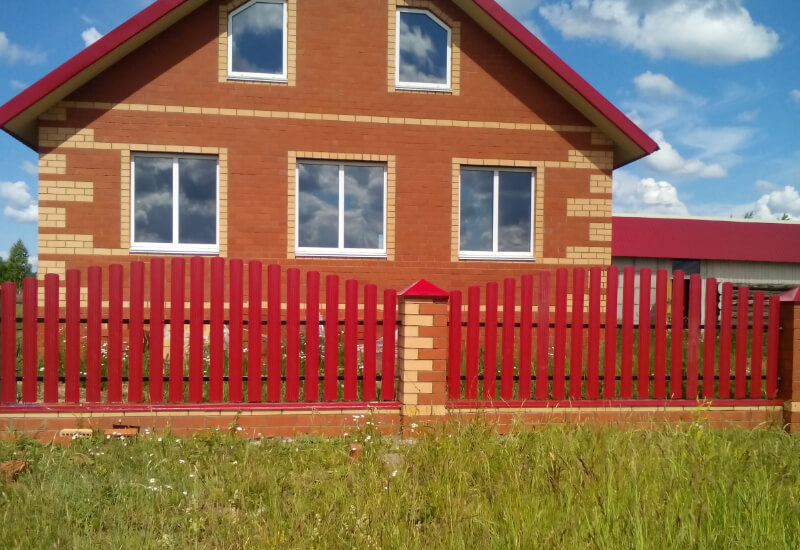 Забор из металлоштакетника цвета рубин с кирпичными столбами в Актобе фото 2